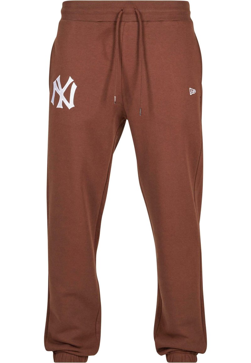 Brune joggebukser med elastisk midje, justerbar snor, og hvit brodert logo på venstre lår. Myk bomullsblanding.