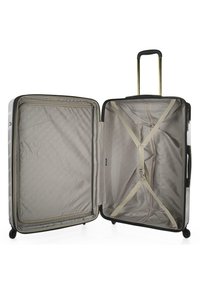 Maleta rígida con un exterior plateado, interiores de doble compartimento, forro beige, correas ajustables y un asa negra retráctil.