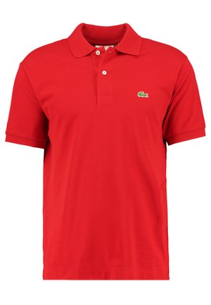Polo rouge en coton texturé avec un col classique, des manches courtes, une patte de boutonnage à deux boutons et un petit logo vert sur la poitrine.