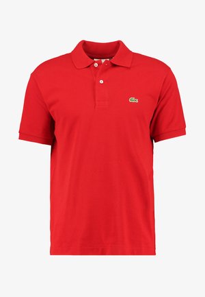 Polo shirt rossa realizzata in cotone texturizzato con colletto classico, maniche corte, placket a due bottoni e un piccolo logo verde sul petto.
