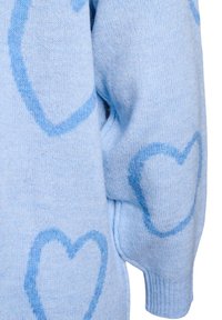 Svetlomodrý pletený sveter s veľkými modrými srdcovými vzormi, olupovanými rukávmi a jemnou textúrou, zobrazený z boku.
