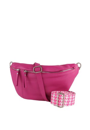 Felroze leren crossbodytas met zilveren ritsen en gesp, gecombineerd met een afneembare roze-witte riem met een houndstooth-patroon.