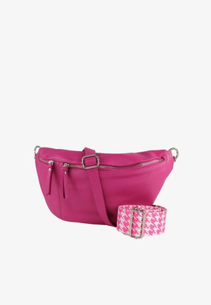 Felroze leren crossbodytas met zilveren ritsen en gesp, gecombineerd met een afneembare roze-witte riem met een houndstooth-patroon.