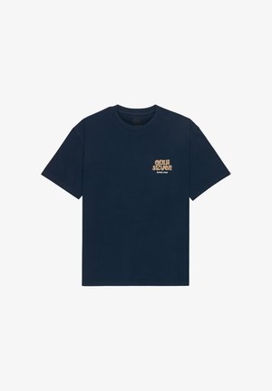 Tengerészkék pamut póló rövid ujjakkal és kerek nyakkivágással. Bal oldalon a mellkason kis világosbarna logó található. Klasszikus, laza fazon.