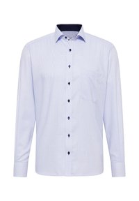 Lichtblauw, lange mouwen overhemd met een geruit patroon, marineblauwe kraag, borstzak en contrasterende donkere knopen. Soepele stof textuur.