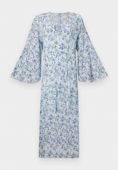 Robe fleurie avec un fond bleu clair, présentant des manches évasées, un col en V, et un imprimé de fleurs vertes et jaunes sur l'ensemble.