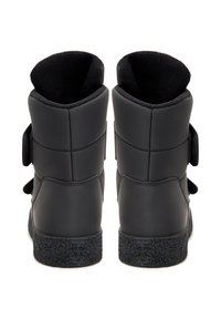 Cizme înalte negre din piele netedă, cu un interior moale negru și tălpi din cauciuc texturat. Acestea dispun de curele Velcro pe laturi.