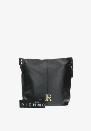 Borsa a spalla in pelle nera con una texture liscia, logo dorato "JR" e tracolla in tessuto con la scritta "JOHN RICHMO" in caratteri bianchi.