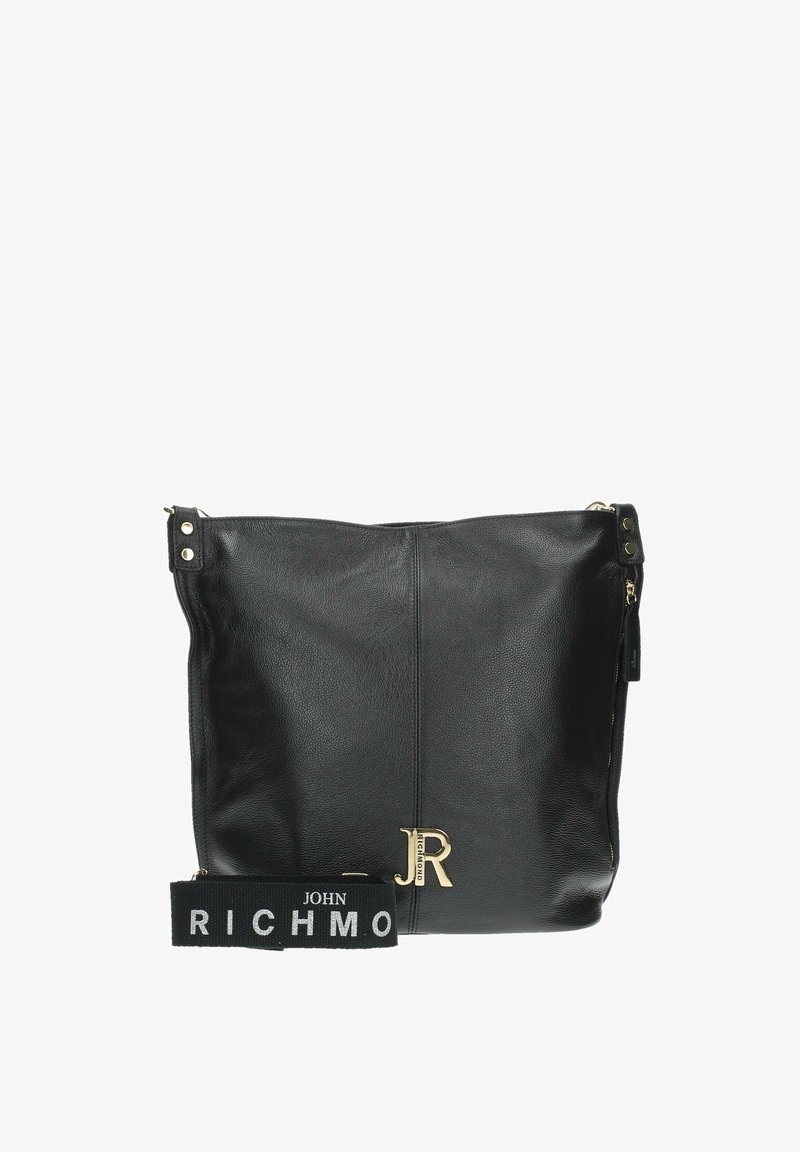 Borsa a spalla in pelle nera con una texture liscia, logo dorato "JR" e tracolla in tessuto con la scritta "JOHN RICHMO" in caratteri bianchi.