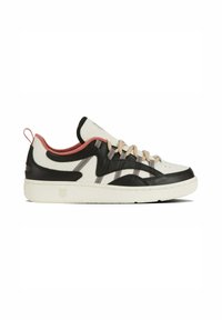 Sneaker con tomaia in tessuto bianco, dettagli in pelle nera e linee grigie sottili. Presenta una fodera interna rosa e una suola in gomma testurizzata.