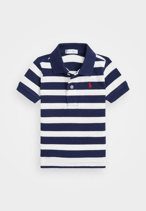 Polo a rayas azul marino y blanco hecho de algodón, con un cuello clásico, mangas cortas y un pequeño logo rojo en el pecho.