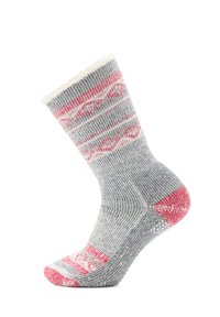Strikkede sokker i grå med røde og hvide geometriske mønstre, kunstpelskant øverst, og forstærket pink hæl og tåområde.