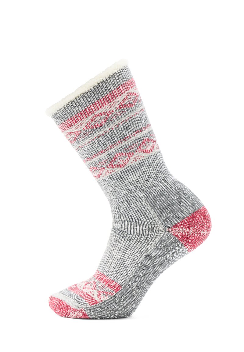 Strikkede sokker i grå med røde og hvide geometriske mønstre, kunstpelskant øverst, og forstærket pink hæl og tåområde.
