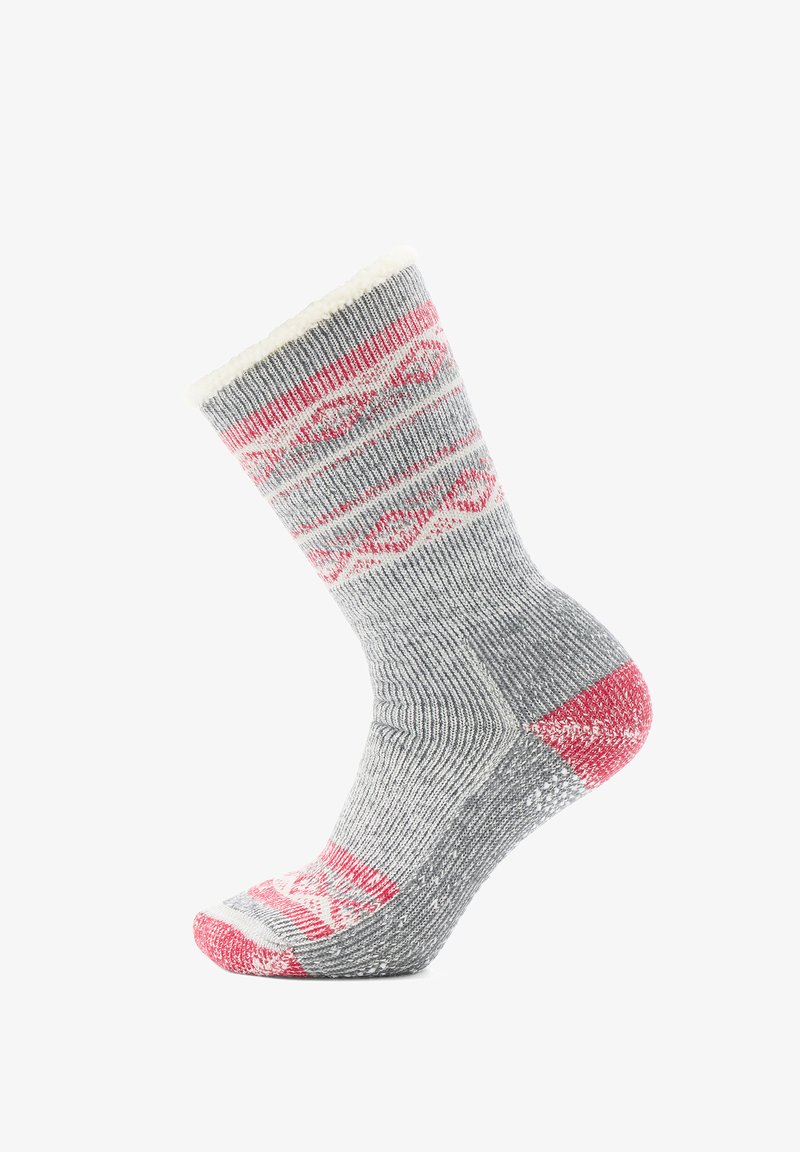 Strikkede sokker i grå med røde og hvide geometriske mønstre, kunstpelskant øverst, og forstærket pink hæl og tåområde.