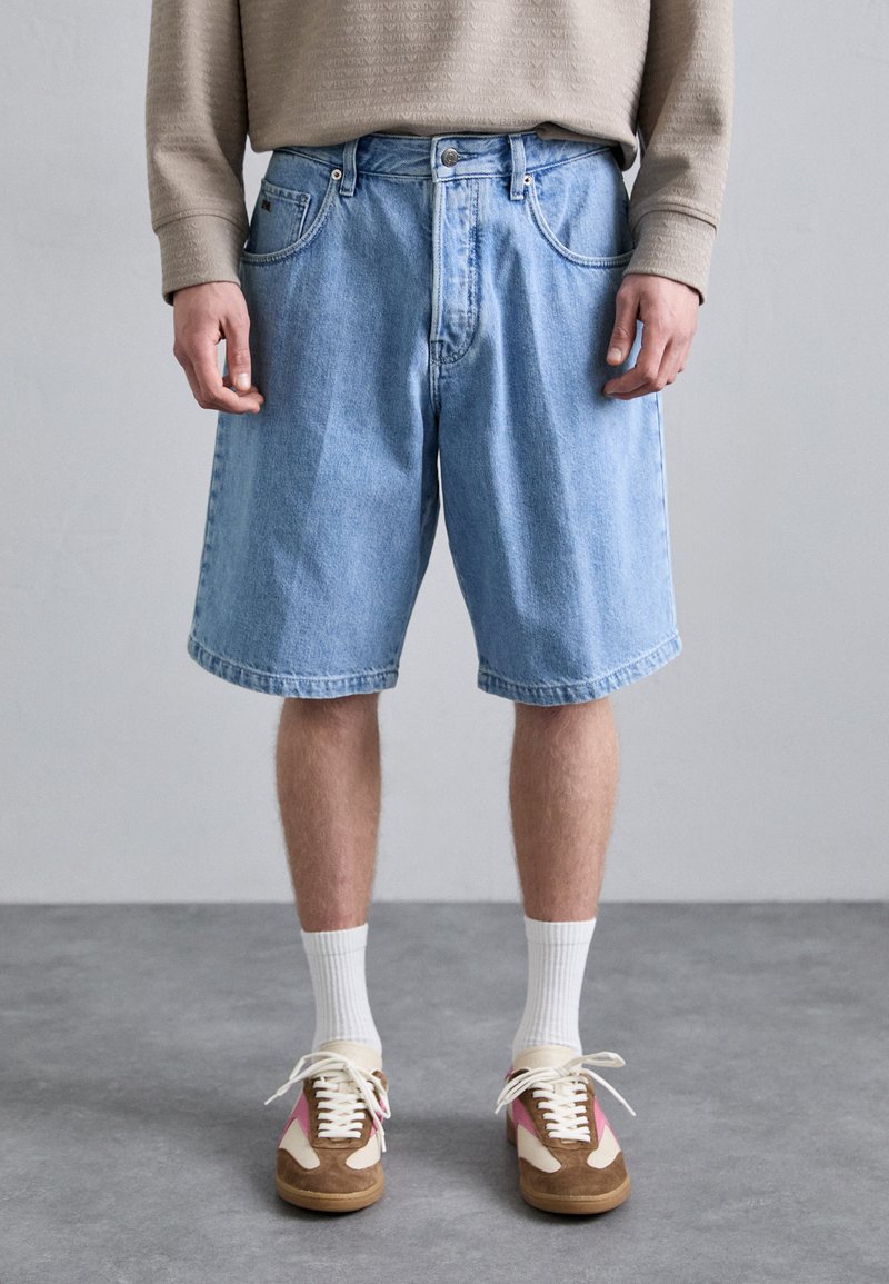 Emporio Armani - 5 POCKETS BERMUDA - Denim shorts - medium blue denim, Enlarge
