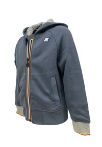 Felpa grigia con zip e cappuccio, striscia in contrasto giallo-arancio e interno in pile grigio. Presenta tasche laterali e polsini a coste.