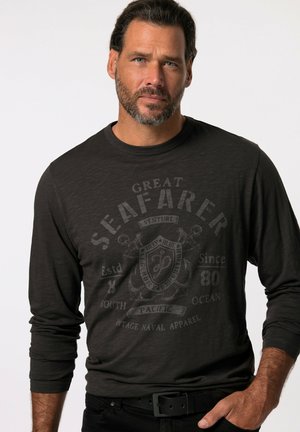 Langärmliges, dunkelgraues Shirt mit Rundhalsausschnitt. Enthält ein Brustdesign in hellerem Grauton mit den Worten "Großer Seefahrer" und nautischen Elementen.