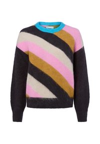 Pull pelucheux à rayures diagonales noires, beiges, roses et brunes, avec un col rond bleu vif et des manches longues.