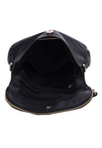 Melnas ādas rokassomiņa ar teksturētu ārējo virsmu, zelta metalizējumu un melnu auduma iekšpusi. Izceļas ar rāvējslēdzēja aizdari un iekšējo kabatu.