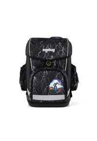 Schwarzer Rucksack mit Blitzmuster und reflektierenden Akzenten. Verfügt über eine Fronttasche mit einer Charaktergrafik und verstellbaren Seitentaschen.