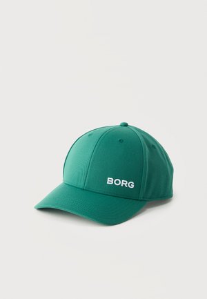 Groene baseballpet met gebogen klep en wit "BORG"-logo geborduurd op het voorpaneel, tegen een effen lichte achtergrond.