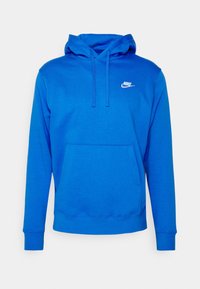 Modrá Nike mikina s kapucí, přední kapsou, stahovací šňůrkou na kapuci a bílým logem Nike na levé horní části hrudi.