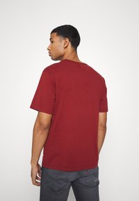 Levi's® RELAXED FIT - T-shirt estampada - poster fired brick