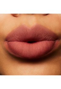 MAC POWDER KISS LIQUID LIPCOLOUR - Flytande läppstift - over the taupe