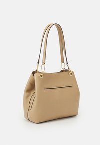 Sac à main en cuir beige avec deux poignées, une poche zippée et une poche avant horizontale. Texture lisse avec un grain subtil.