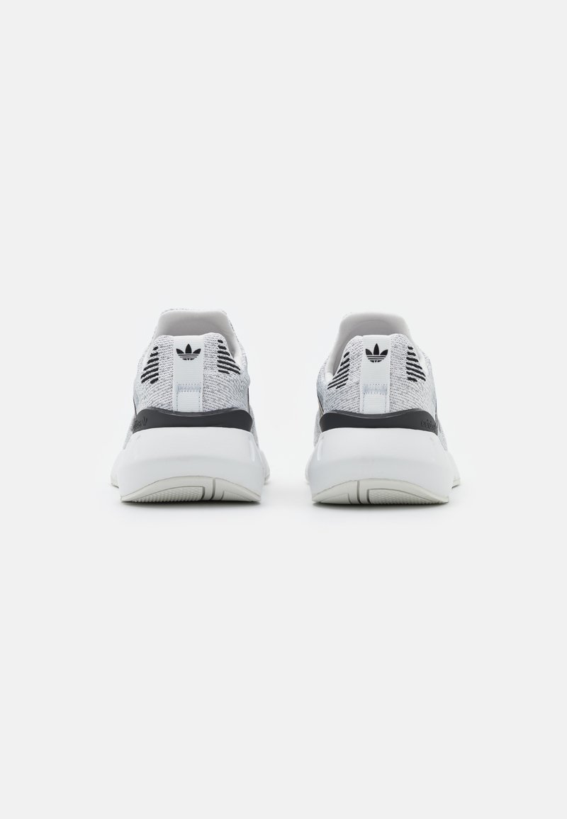 adidas Originals SWIFT RUN 22 - Tenisky - crystal white/core black/grey two
