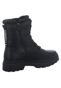 Botte noire en cuir synthétique avec un col en fourrure rembourré, un devant à lacets, une fermeture éclair latérale et une semelle épaisse avec un relief texturé.