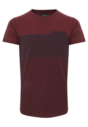 Tricou cu mânecă scurtă într-o nuanță de burgund și maro închis, având o secțiune superioară solidă și o secțiune inferioară în dungi, cu un detaliu sub formă de buzunar pe piept.