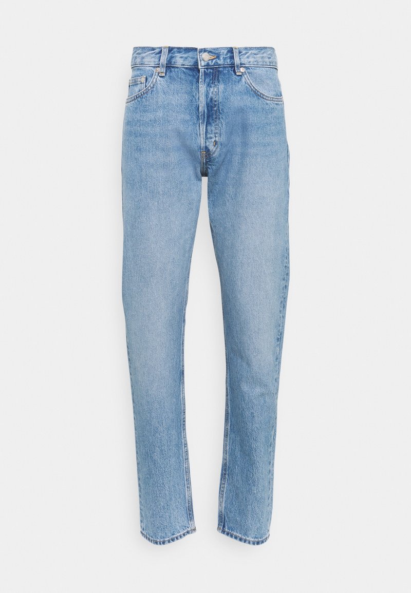 Světle modré džíny z denimu s klasickým pětipocket designem, rovný střih nohavic a zapínáním na knoflík a zip, vystavené na bílém pozadí.