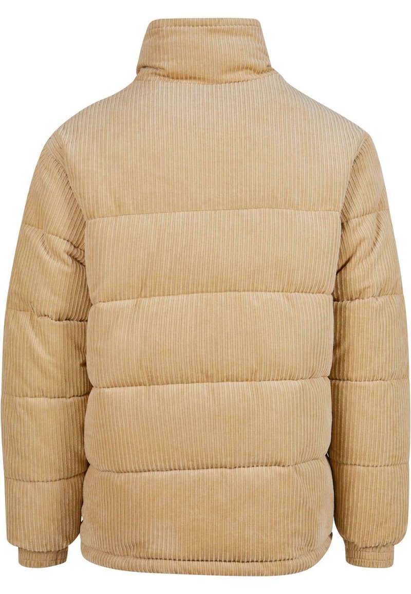 Chaqueta de plumas de pana beige con un alto cuello, diseño acolchado y textura acanalada. Presenta puños elásticos y un corte ligeramente cuadrado.