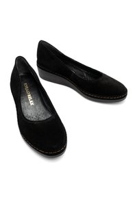 Scarpe con zeppa nere in suede, con punta tonda, upper testurizzato e bordo cucito in contrasto. Soletta morbida e tacco a zeppa moderato.