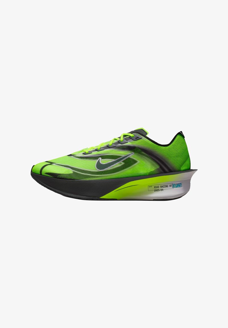De Nike Road Racing VF-schoen heeft een felgroene bovenzijde met zwarte accenten, een gestroomlijnd ontwerp, getextureerd materiaal en een opvallende, gebogen zool.
