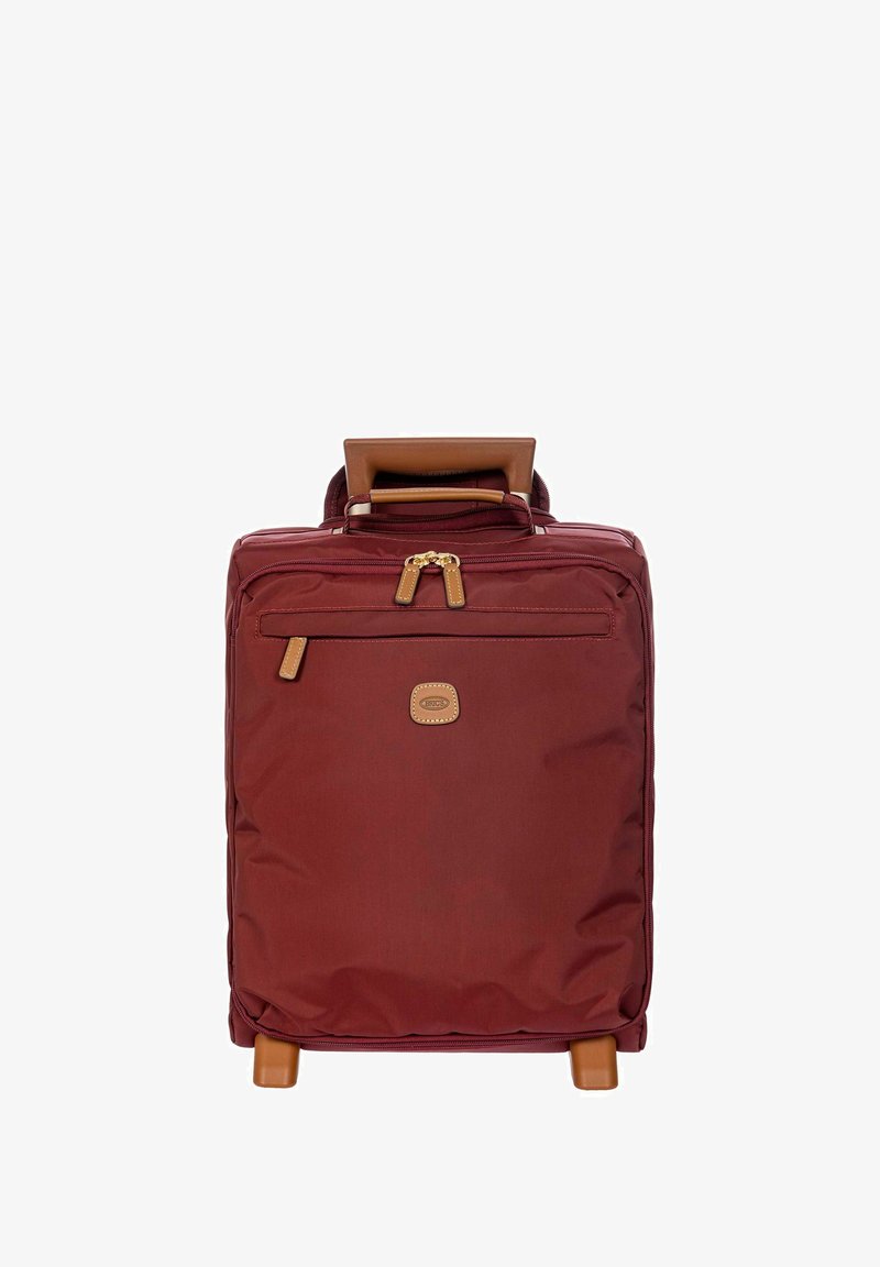 Valigia di tessuto rosso con manico marrone, una tasca anteriore con cerniera e dettagli beige. Dotata di quattro ruote lisce per una facile mobilità.