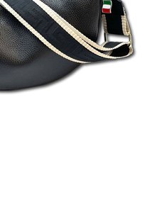 Zwarte leren schoudertas met een gestructureerd oppervlak, verstelbare schouderriem met geweven accenten en een klein Italië-vlagdetail.