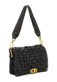 Borsa a mano in pelle nera con patta anteriore intrecciata, chiusura in oro, e ampia tracolla con accessori in oro.