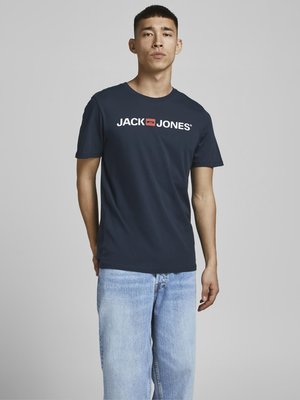 T-shirt en coton marine avec le logo "JACK & JONES" en blanc et un accent carré rouge, col rond et manches courtes.