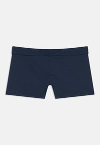 Μπλε σκούρο μαγιό με εφαρμοστή σχεδίαση, κατασκευασμένο από απαλό ύφασμα, με φαρδιά ζώνη μέσης και κοντά πόδια για κομψή κάλυψη.