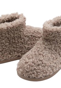 Fuzzy beige pantoffels met een textuur aan de buitenkant, ronde neus en lage enkelhoogte, met een gladde zool voor binnenshuis gebruik.