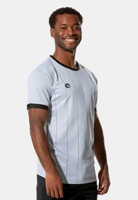 Graues Sport-T-Shirt mit schwarzen Streifenakzenten, Rundhalsausschnitt und kurzen Ärmeln. Mit einem dezenten Logo auf der Brust. Glatte Textur.