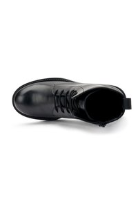 Bota de cuero negro hasta el tobillo con puntera redonda, diseño de cordones y superficie texturizada. Tiene una lengüeta y costuras visibles a lo largo de la suela.