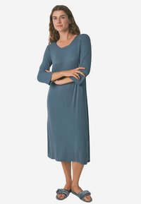 Długa, morska nocna koszula z dekoltem w łódkę, rękawami do łokcia i luźnym krojem, wykonana z miękkiego materiału, sięgająca do połowy łydki.