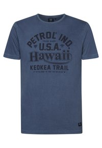 Námořnická modrá bavlněná tričko s v�ýrazným černým grafickým potiskem, který zahrnuje "PETROL IND. U.S.A. Hawaii" a geografické souřadnice.
