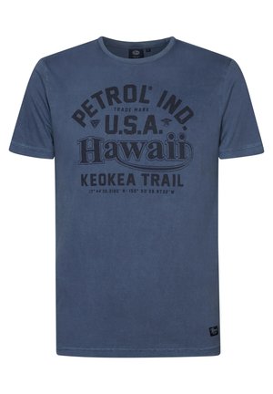 Marineblauwe katoenen T-shirt met een gedurfde zwarte grafische print die "PETROL IND. U.S.A. Hawaii" en geografische coördinaten omvat.