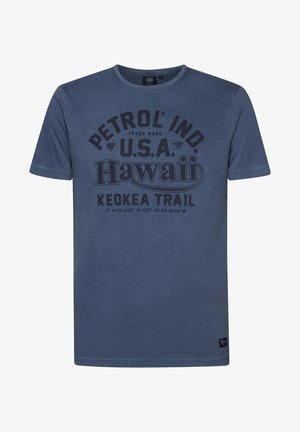 Camiseta de algodón azul marino con un atrevido estampado gráfico negro que incluye "PETROL IND. U.S.A. Hawaii" y coordenadas geográficas.