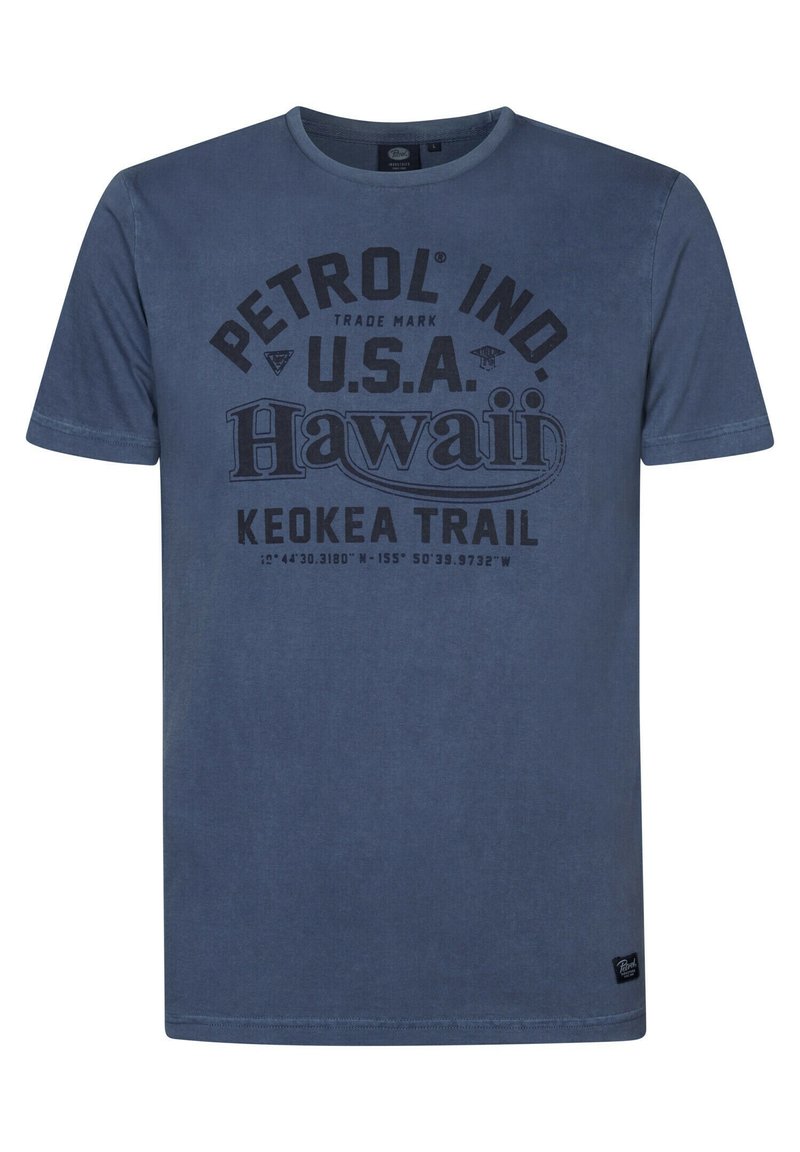 Marineblå bomulds t-shirt med et iøjnefaldende sort grafisk print, der inkluderer "PETROL IND. U.S.A. Hawaii" og geografiske koordinater.