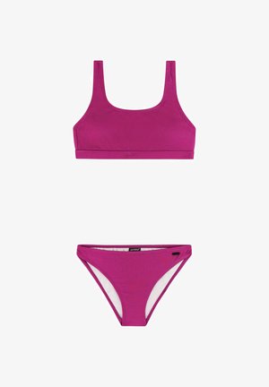Costume da bagno due pezzi di colore magenta con trama, con top a collo quadrato e slip coordinati, su sfondo bianco.